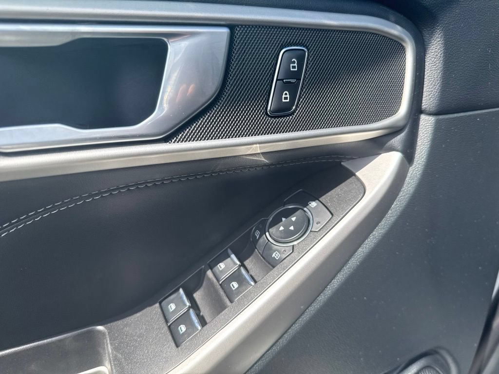 Used 2023 Ford Explorer XLT AWD/4WD image 12