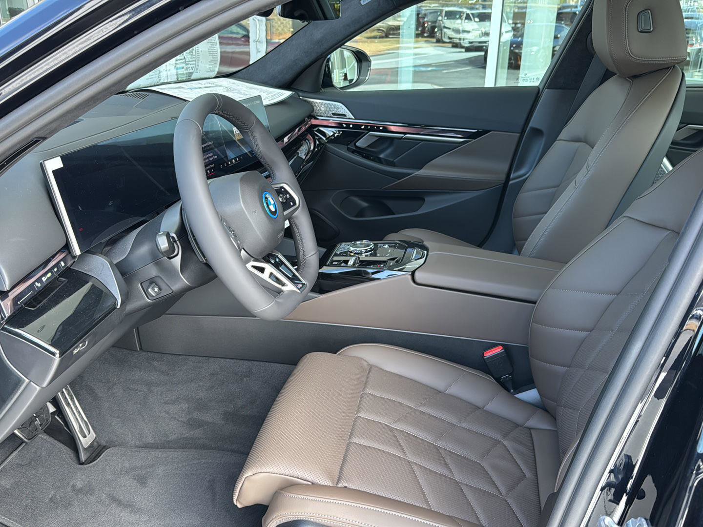 New 2026 BMW 550e xDrive w/ Executive Package image 9