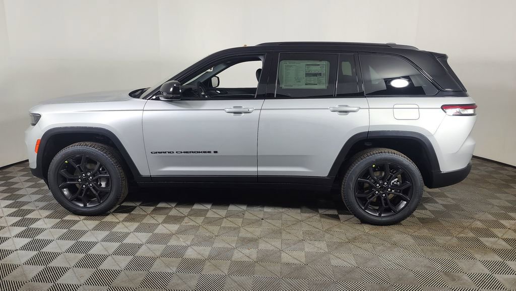 New 2025 Jeep Grand Cherokee Limited w/ Trailer Tow Package AWD/4WD image 4