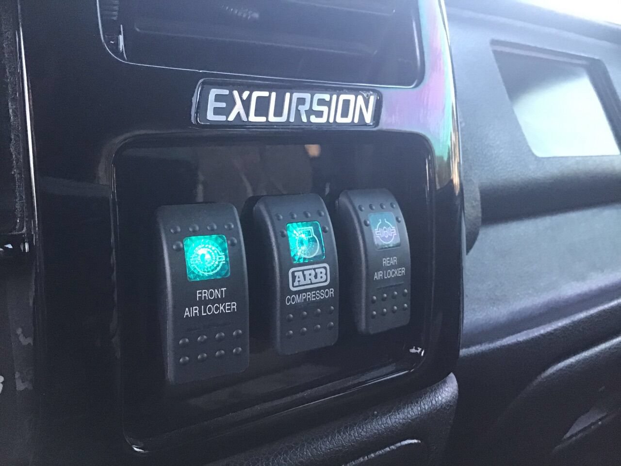 Used 2001 Ford Excursion XLT AWD/4WD image 25