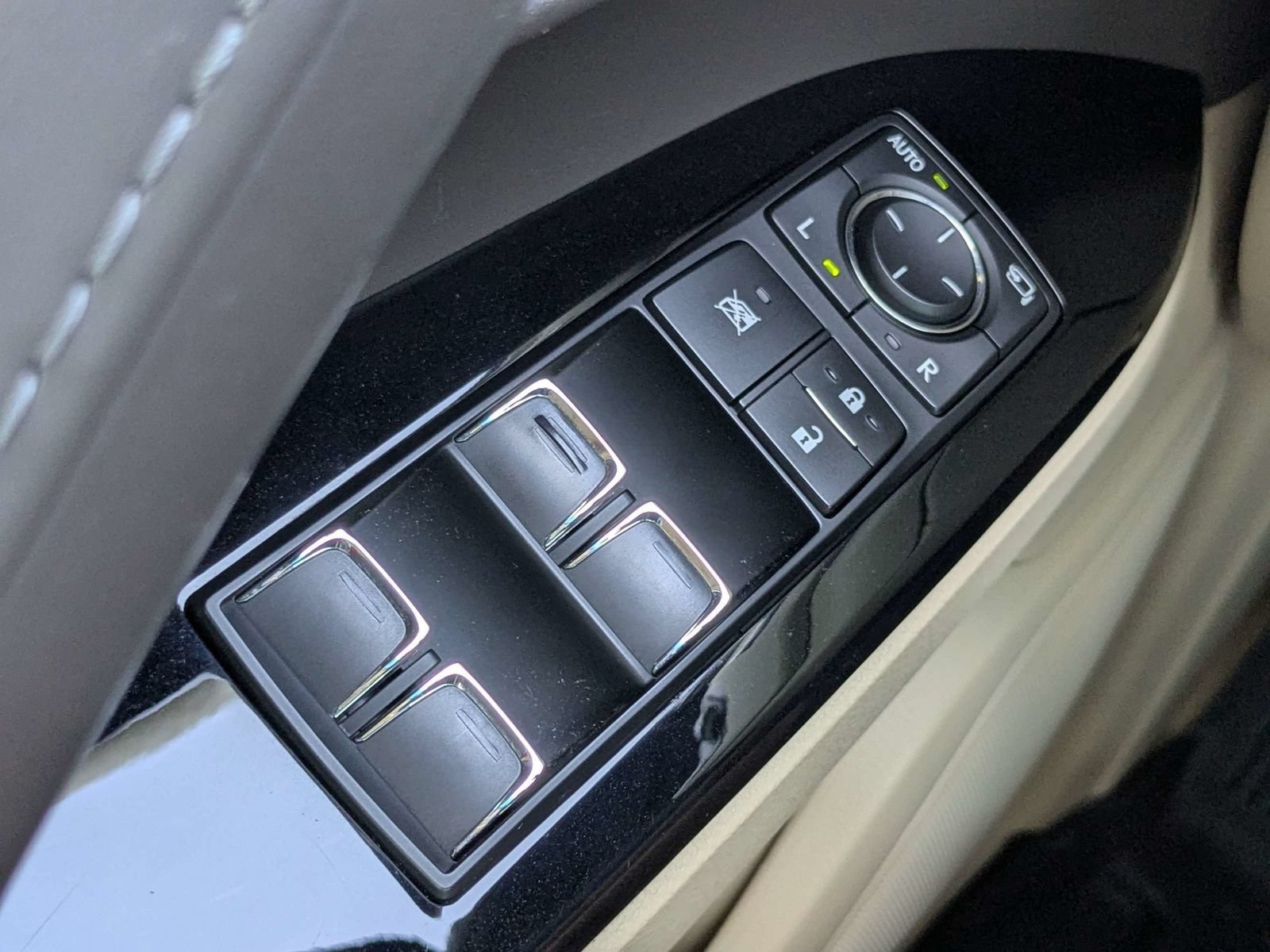 Used 2019 Lexus LX 570 4WD w/ Luxury Package image 27