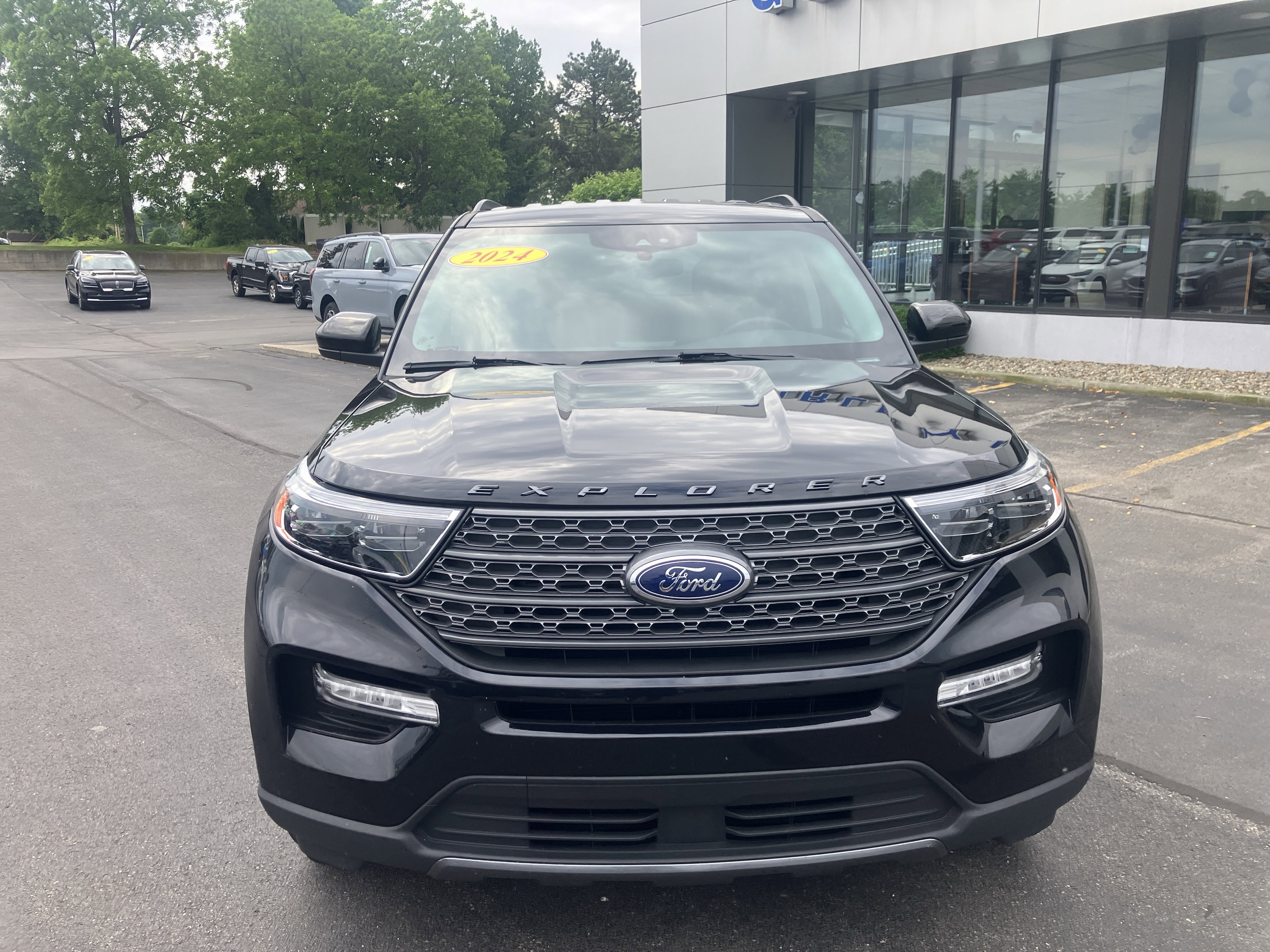 Used 2024 Ford Explorer XLT w/ Equipment Group 202A AWD/4WD image 2