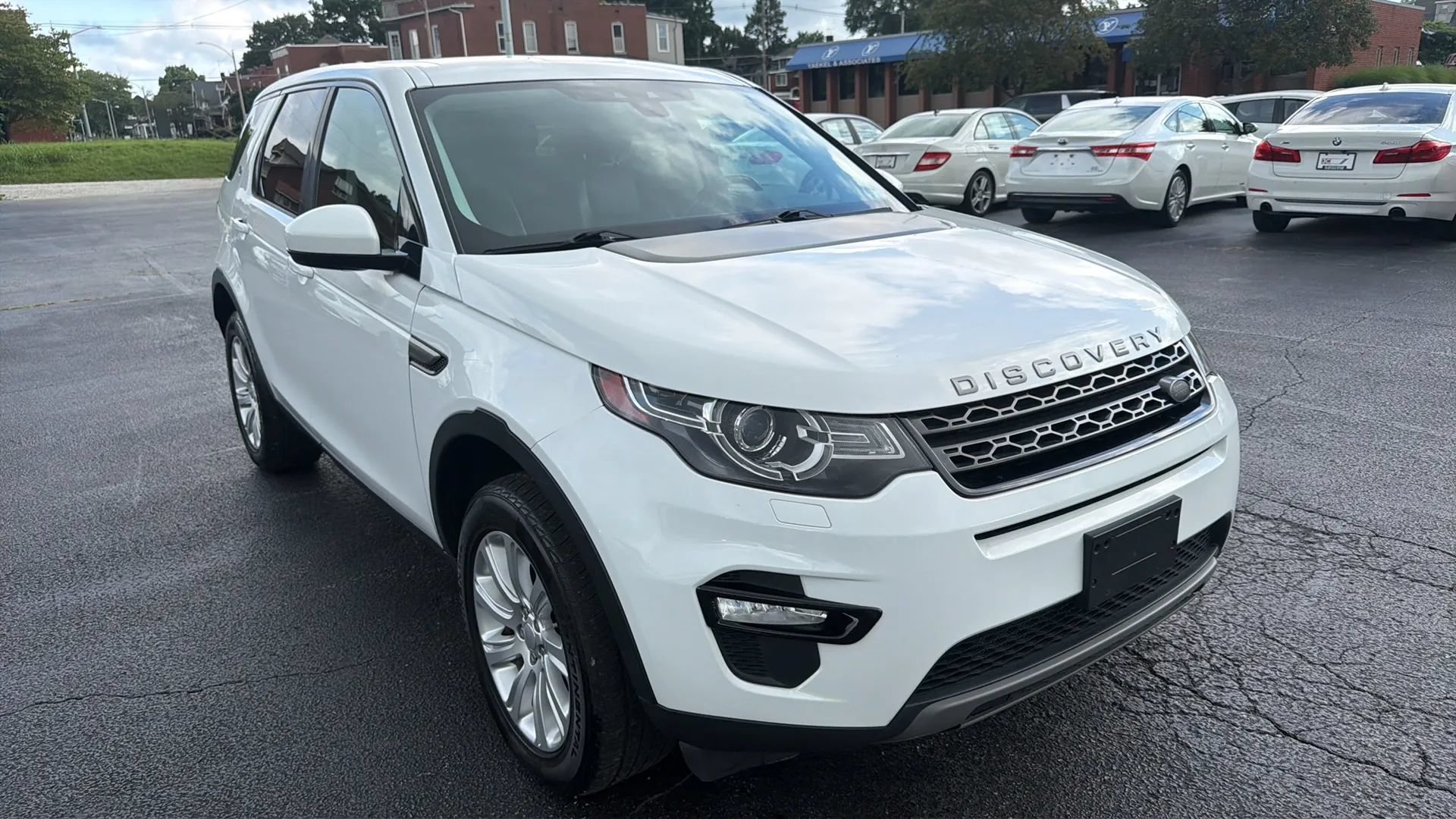 Used 2017 Land Rover Discovery Sport SE AWD/4WD image 3