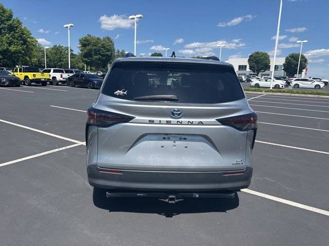 Used 2024 Toyota Sienna XLE FWD image 5