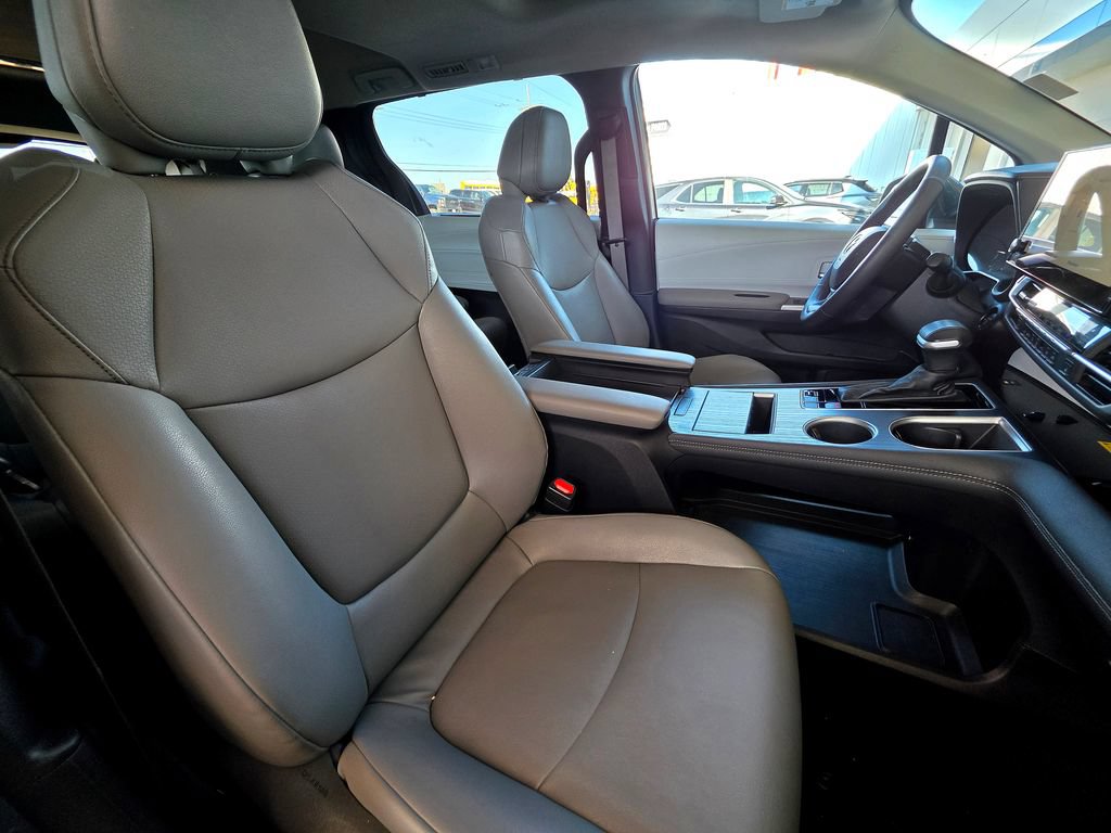Used 2025 Toyota Sienna XLE FWD image 65