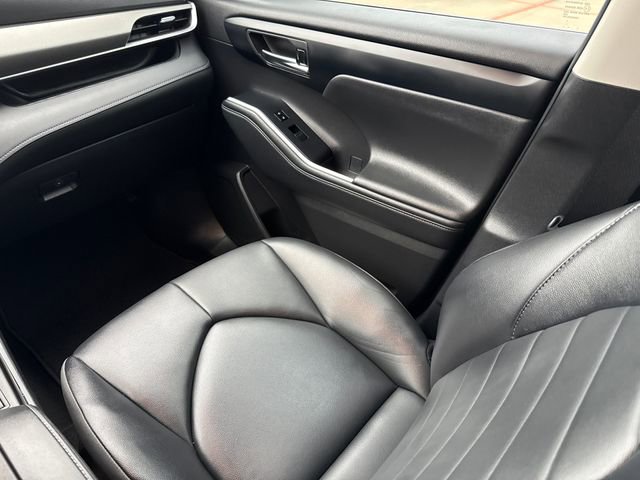 Used 2024 Toyota Highlander XLE AWD/4WD image 16