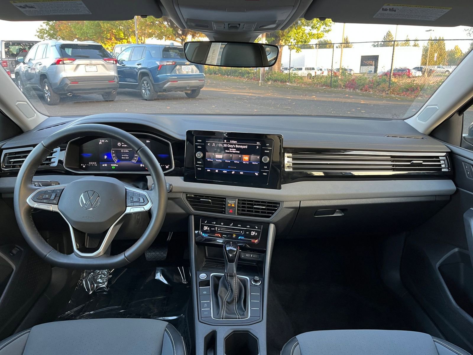 Used 2025 Volkswagen Jetta SE image 33