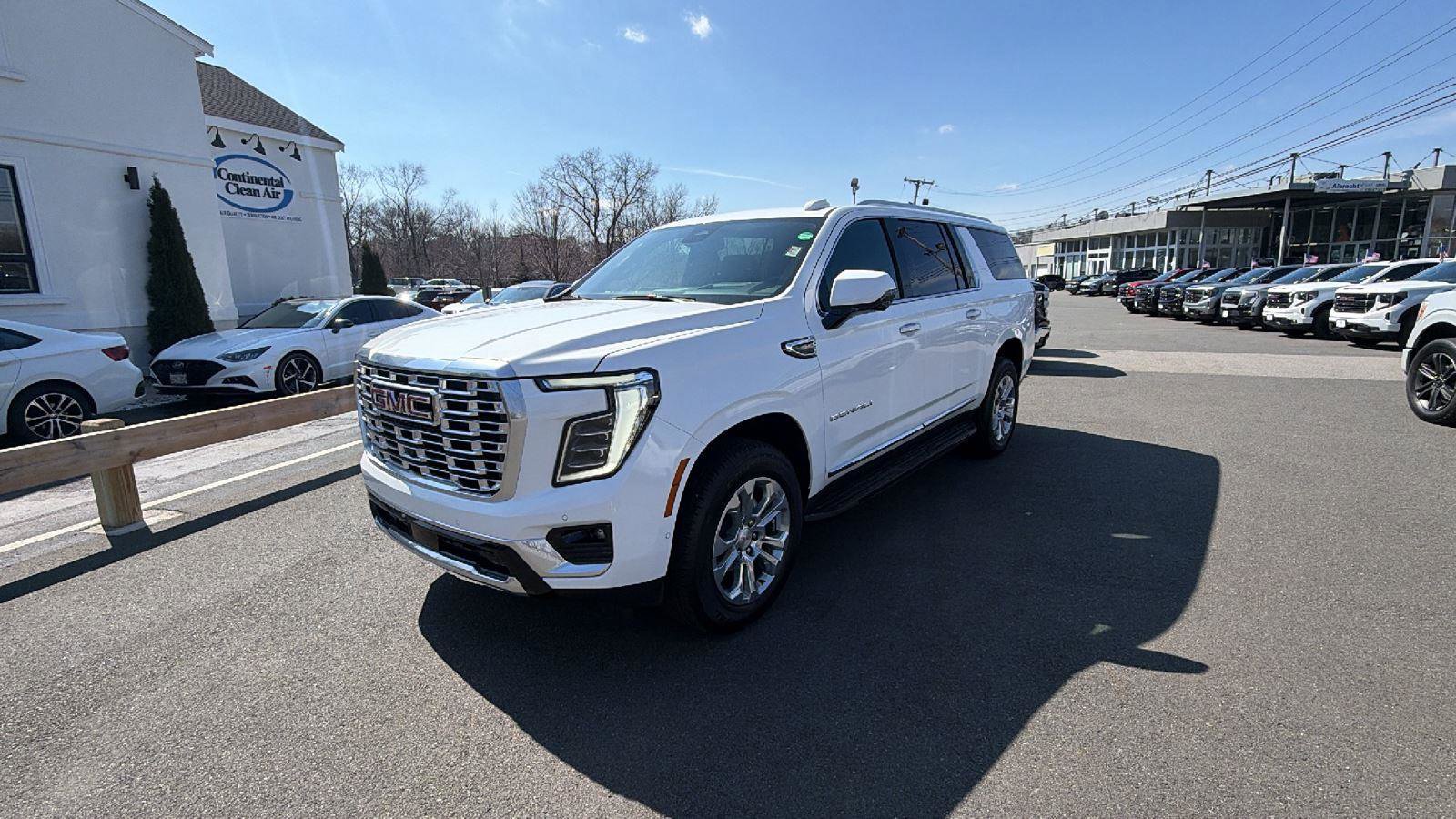 Used 2025 GMC Yukon XL Denali image 3