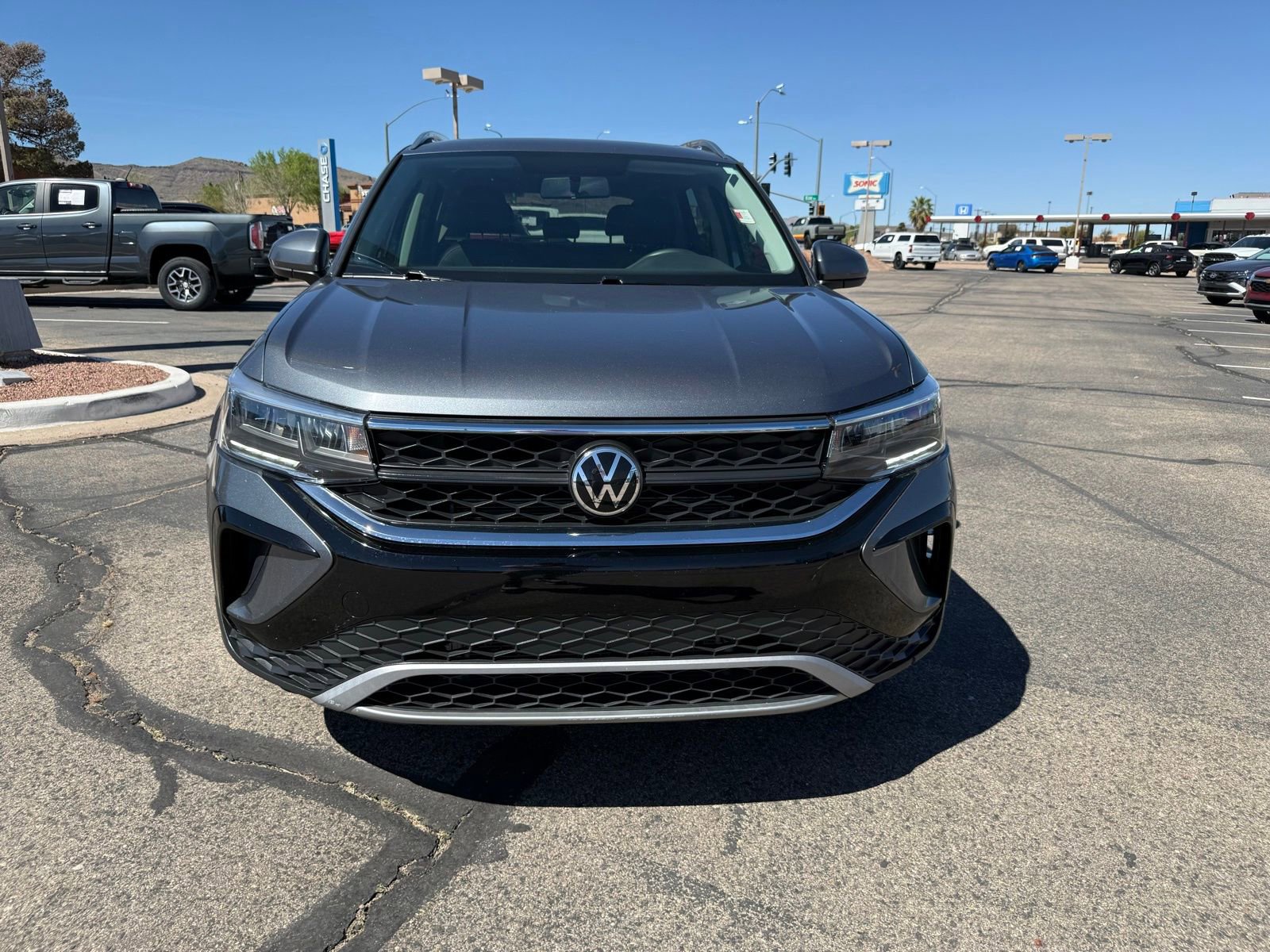 Used 2022 Volkswagen Taos SE w/ Panoramic Sunroof Package image 2