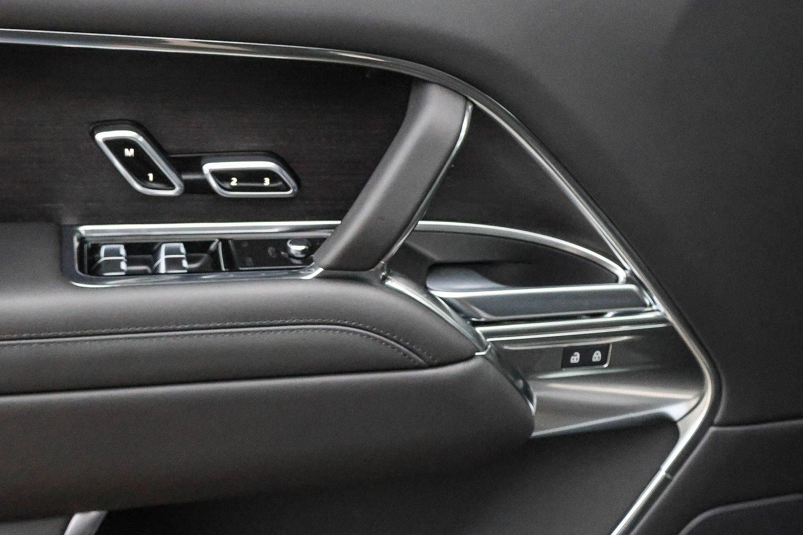 New 2025 Land Rover Range Rover Long Wheelbase SE image 32