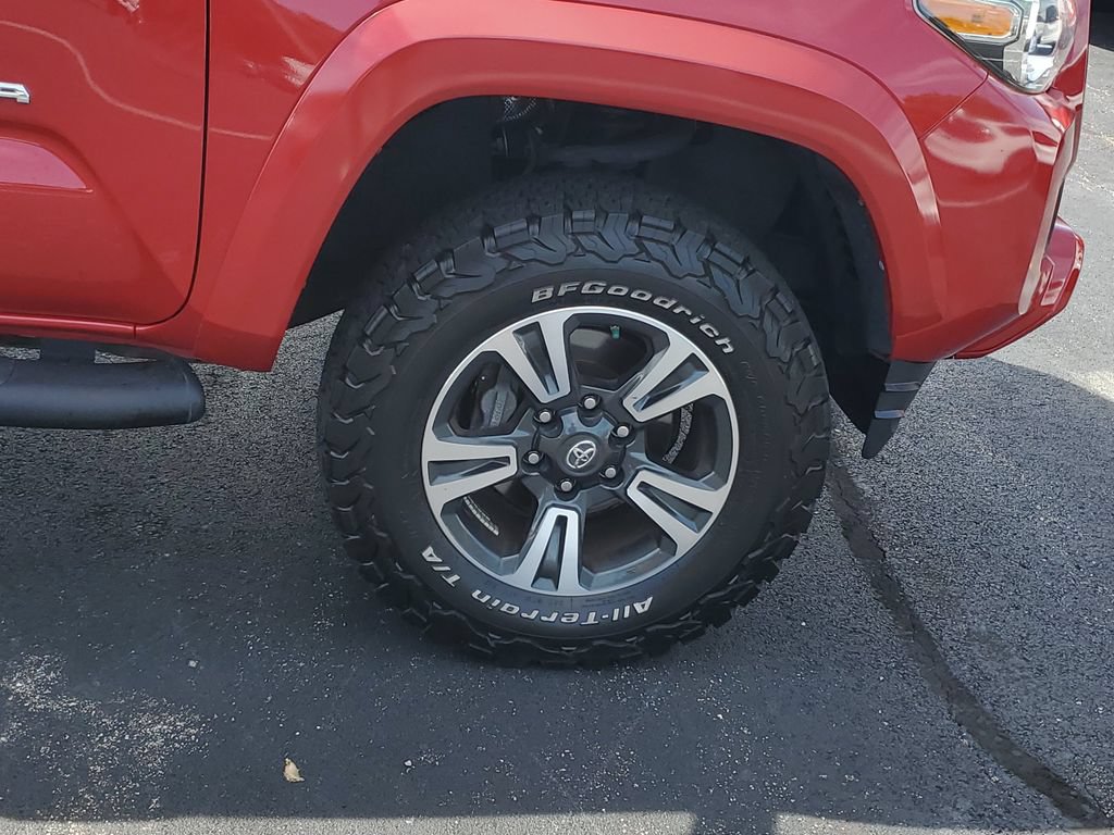 Used 2018 Toyota Tacoma TRD Sport AWD/4WD image 5