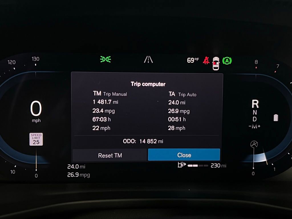 Used 2025 Volvo XC40 B5 Plus image 17