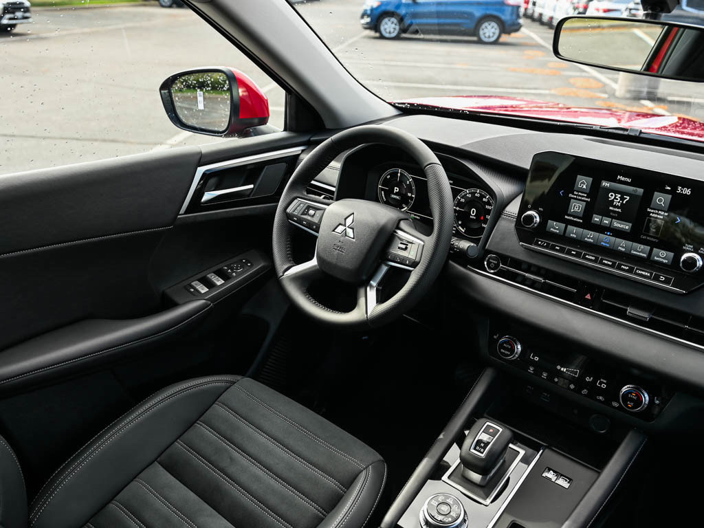 New 2025 Mitsubishi Outlander SE image 13