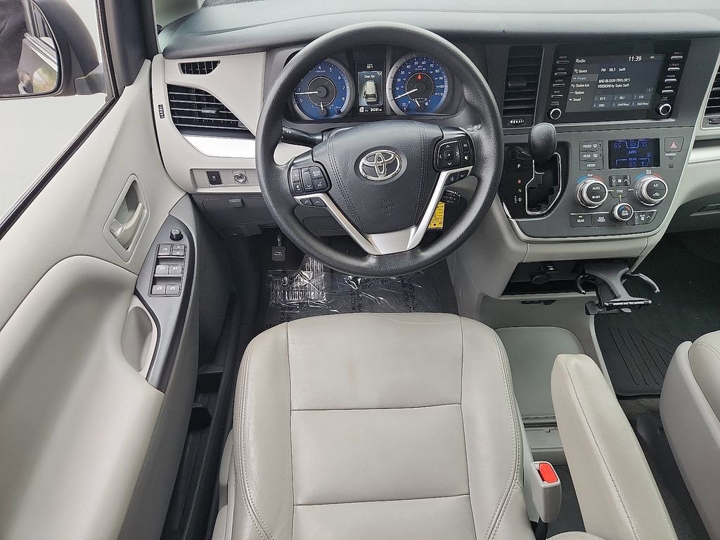 Used 2020 Toyota Sienna L image 13