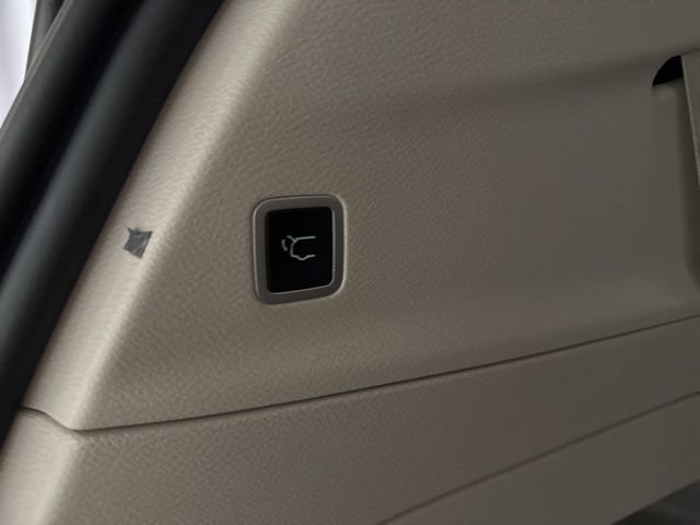 Used 2023 Chrysler Pacifica Touring-L image 34