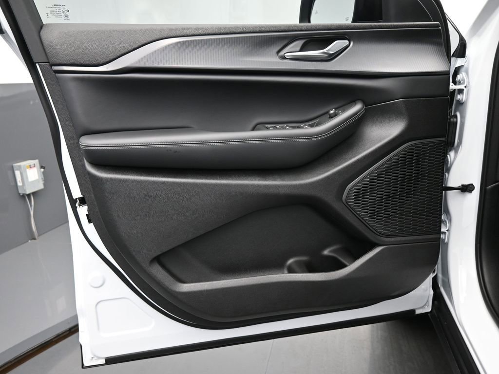 New 2025 Jeep Grand Cherokee L Laredo w/ Luxury Tech Group I image 12