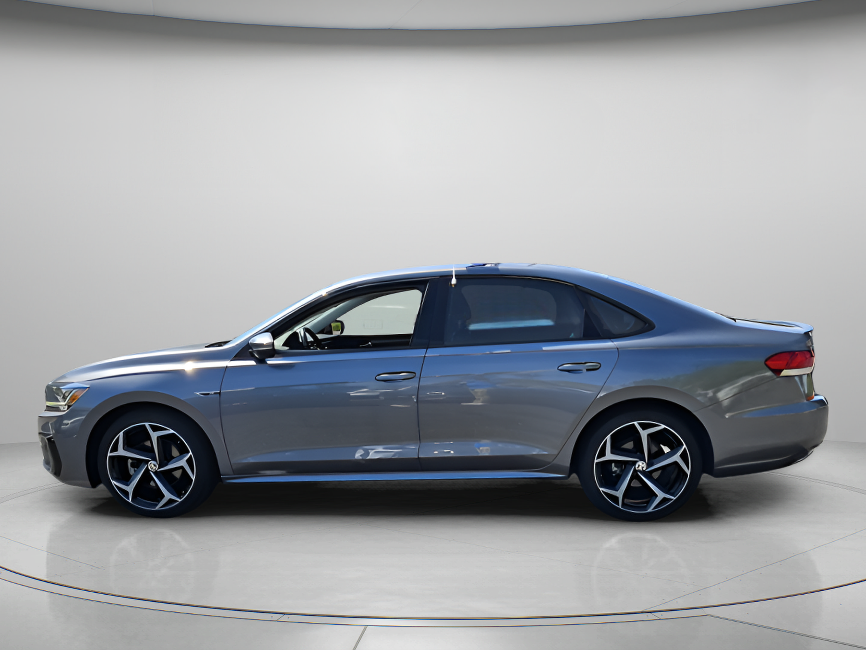 Used 2020 Volkswagen Passat 2.0T R-Line FWD image 2