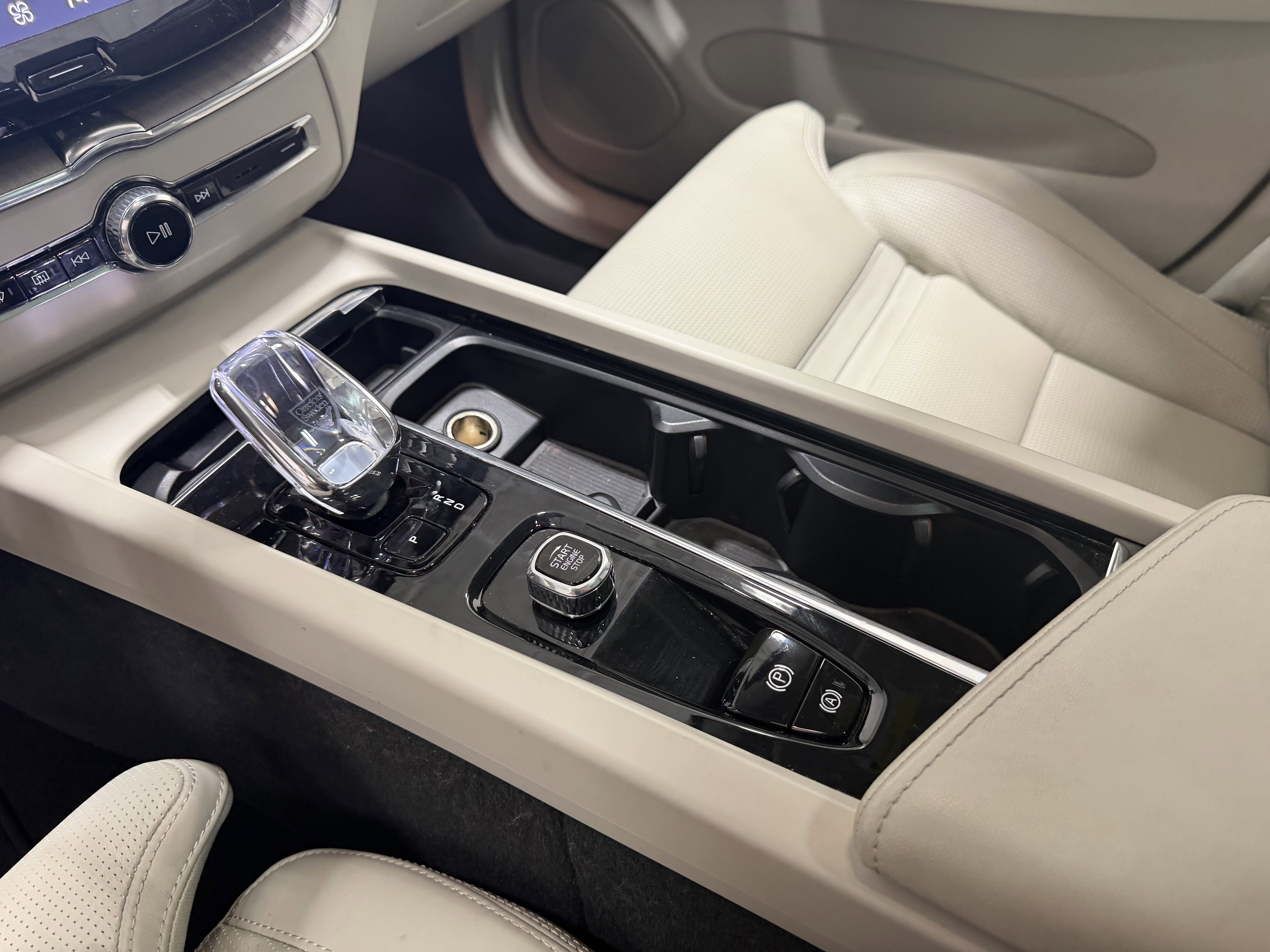 Used 2023 Volvo XC60 B5 Ultimate w/ Climate Package AWD/4WD image 16