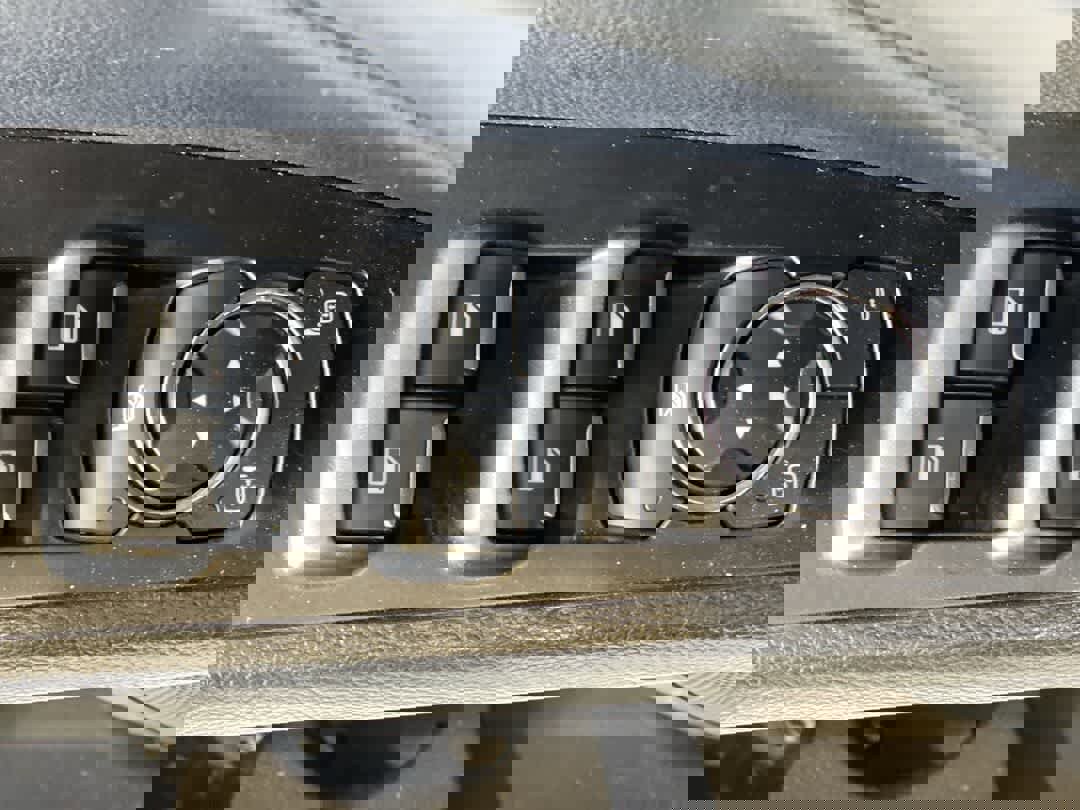 Used 2017 Ford Fusion SE w/ Fusion SE Technology Package FWD image 16