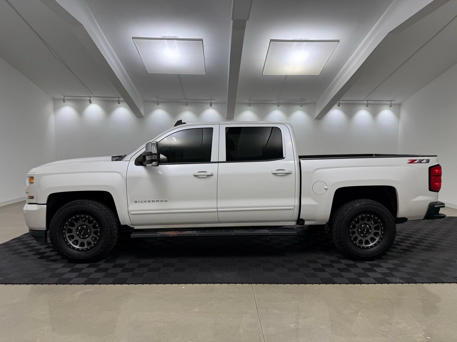 Used 2018 Chevrolet Silverado 1500 LT w/ All Star Edition AWD/4WD image 4