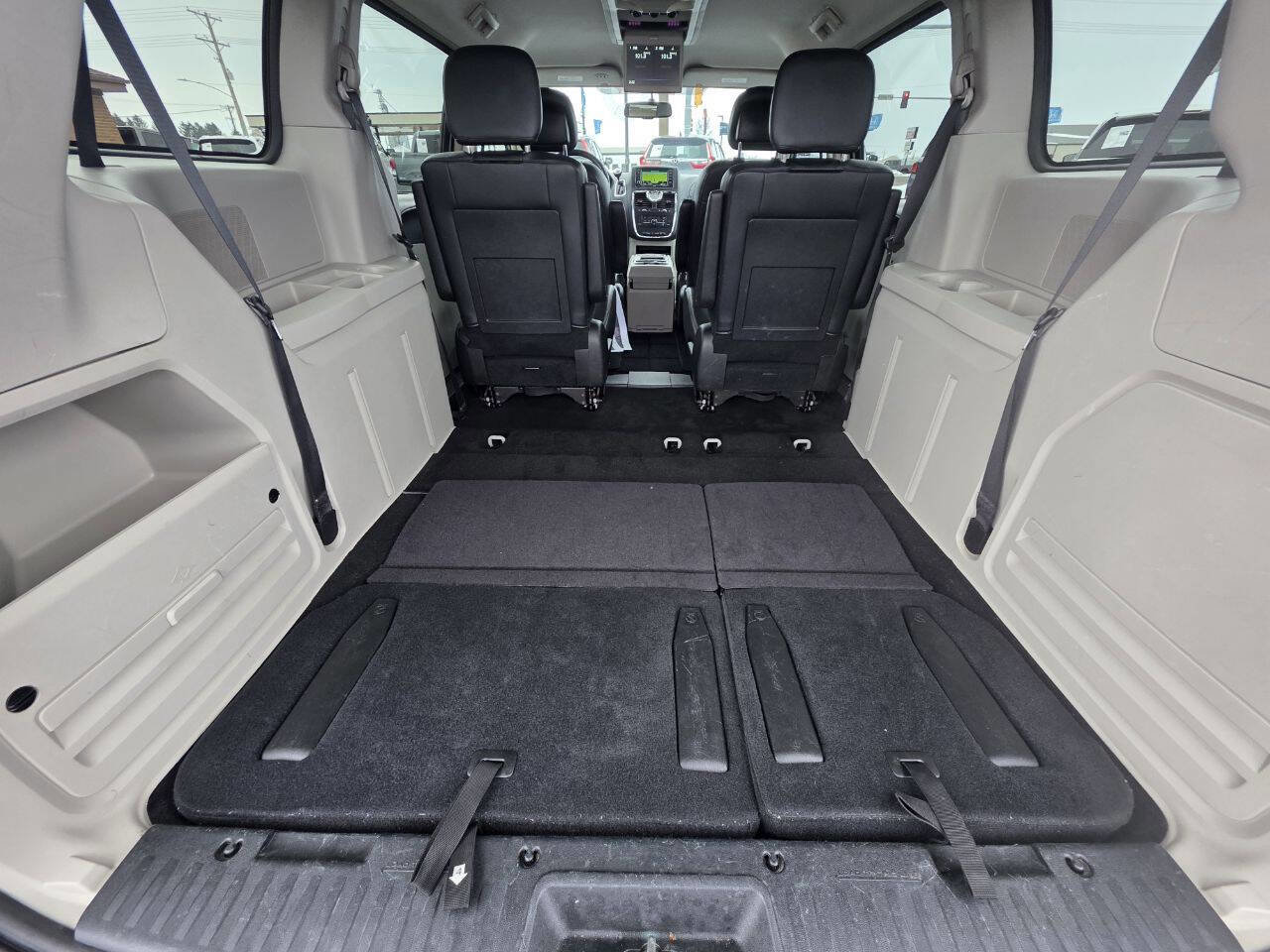 Used 2016 Chrysler Town & Country Touring image 24