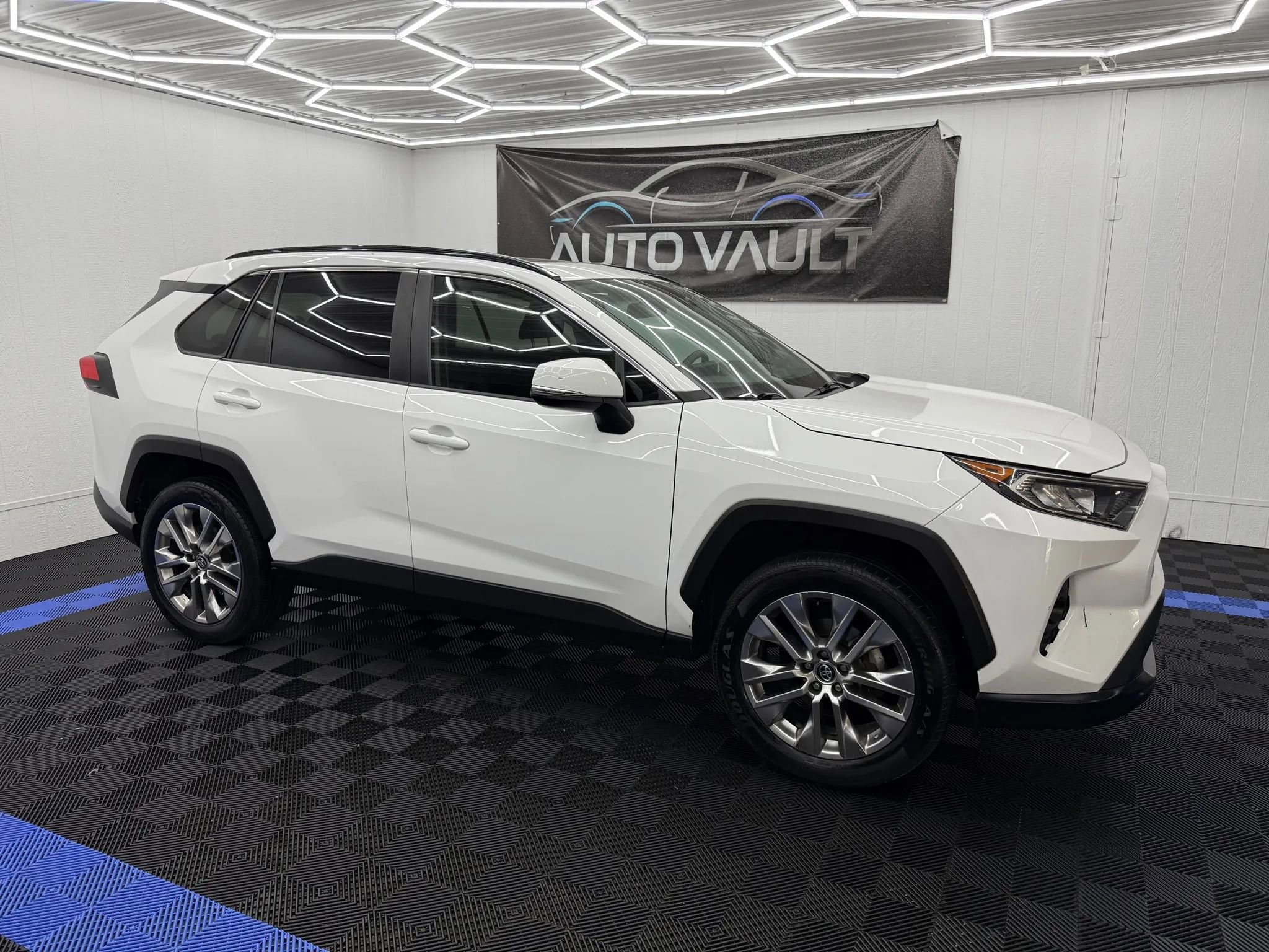 Used 2020 Toyota RAV4 XLE Premium image 2