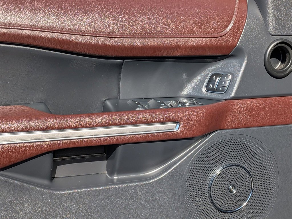 Used 2024 Ford Expedition Limited image 13