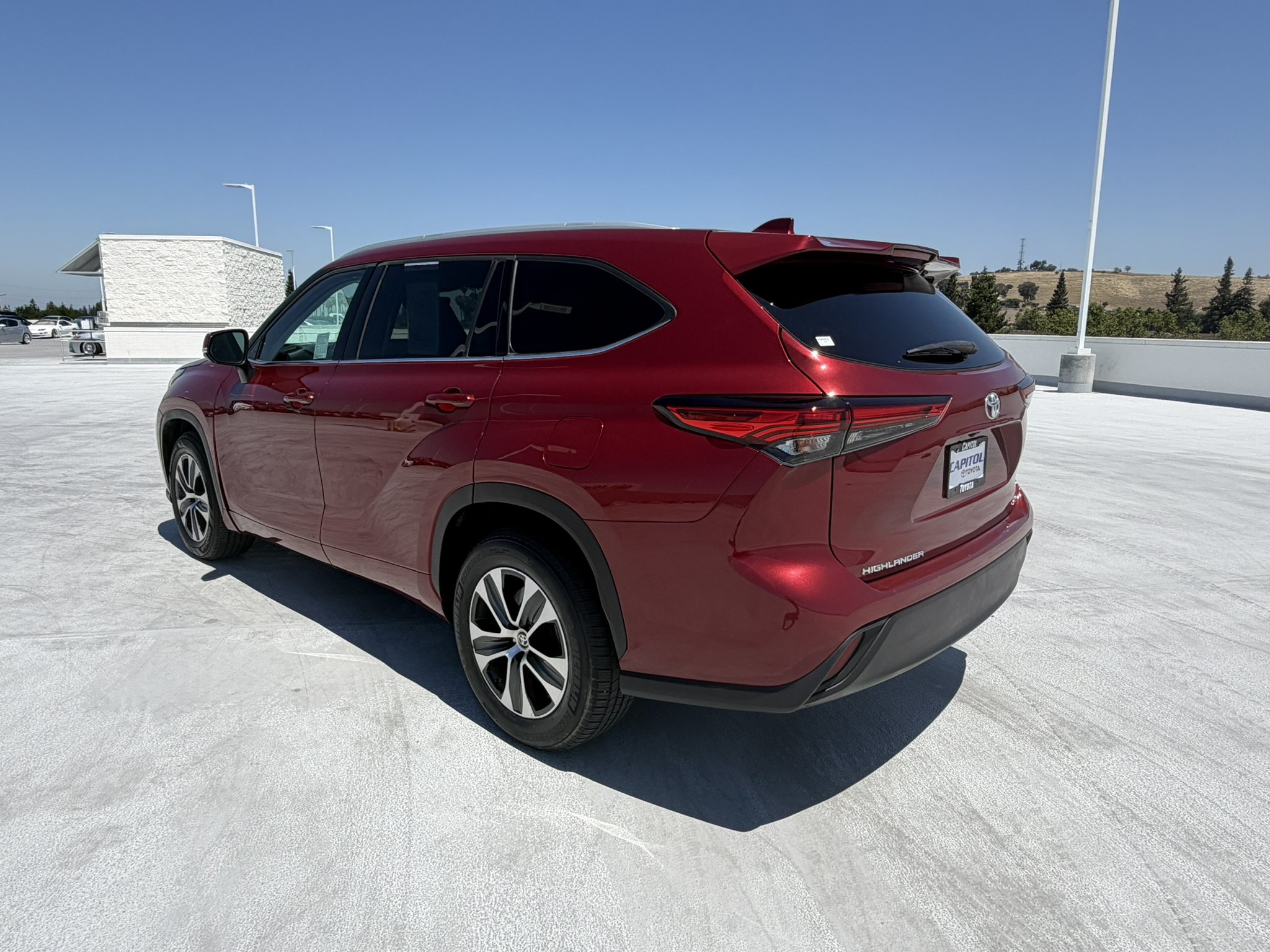 Used 2022 Toyota Highlander XLE FWD image 5