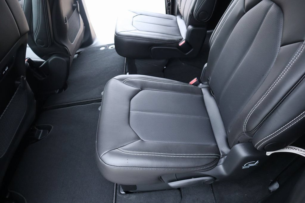 New 2026 Chrysler Pacifica Select AWD/4WD image 12