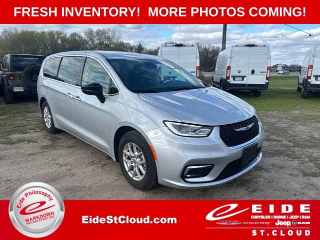 Used 2024 Chrysler Pacifica Touring-L FWD image 1