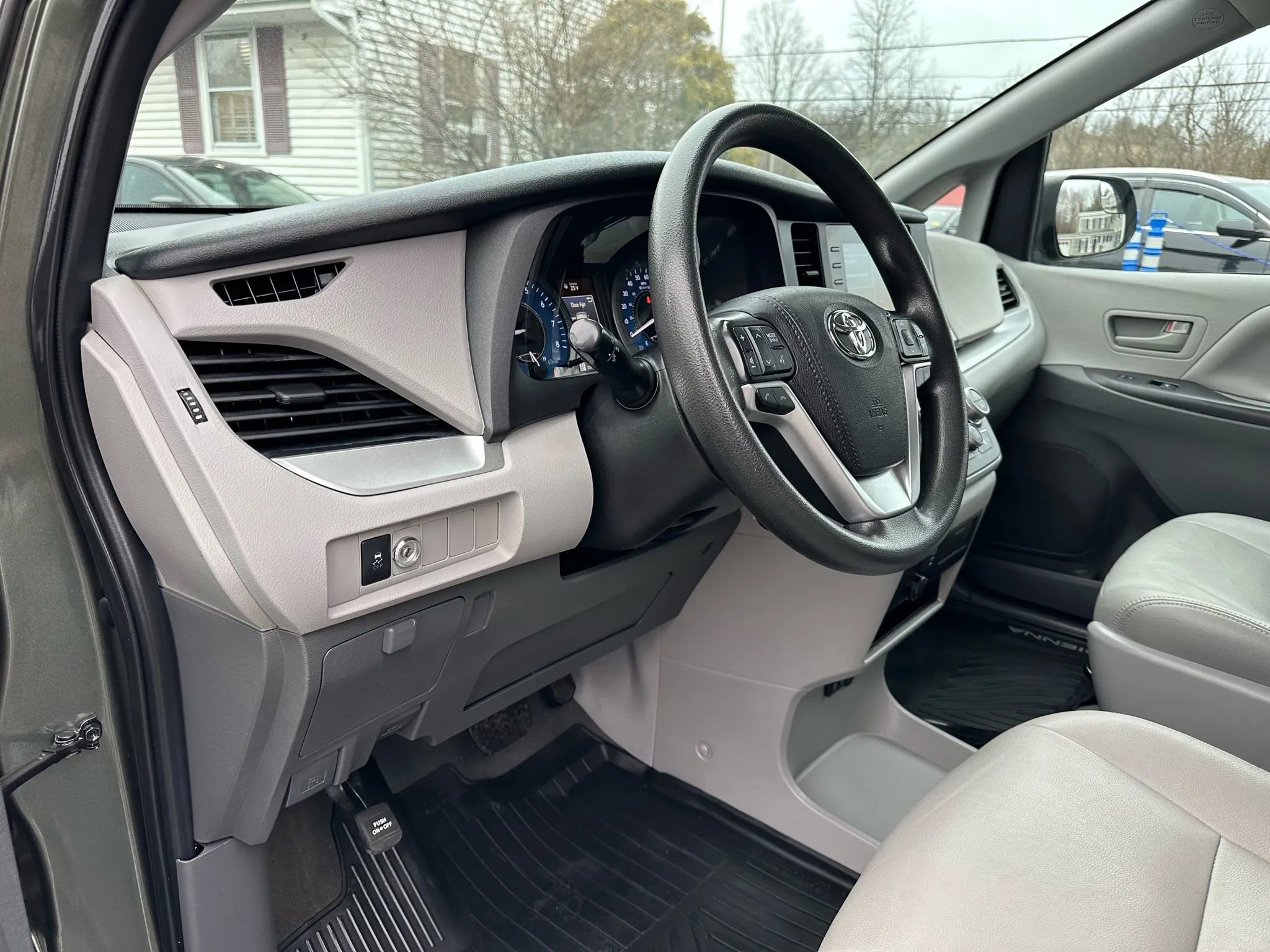 Used 2020 Toyota Sienna L image 10