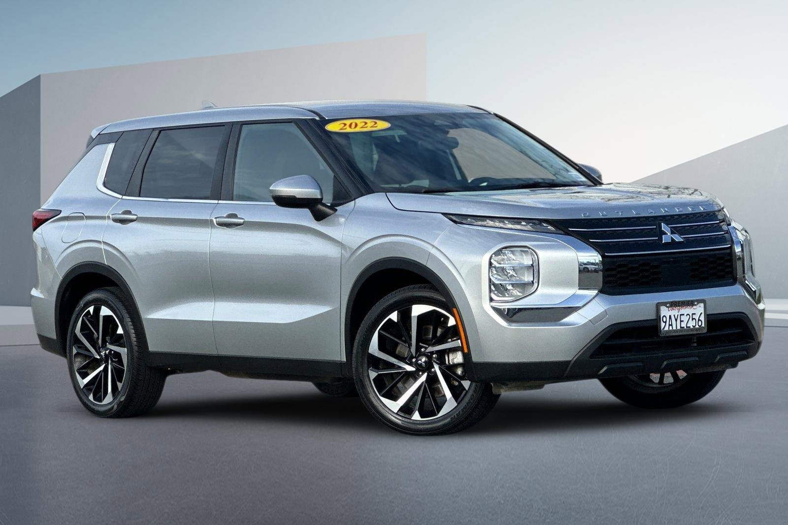 Used 2022 Mitsubishi Outlander ES image 2