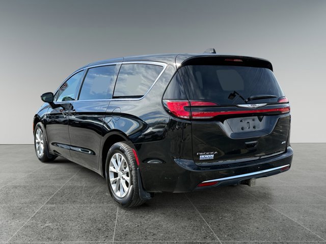 Used 2025 Chrysler Pacifica Select image 4