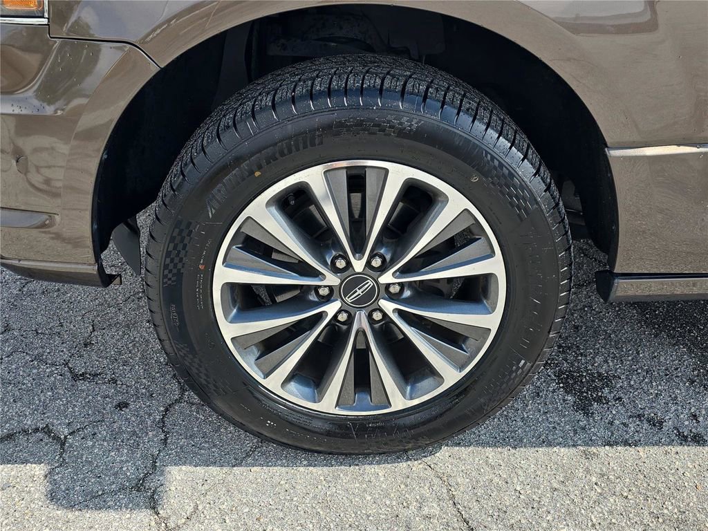 Used 2017 Lincoln Navigator Select image 8