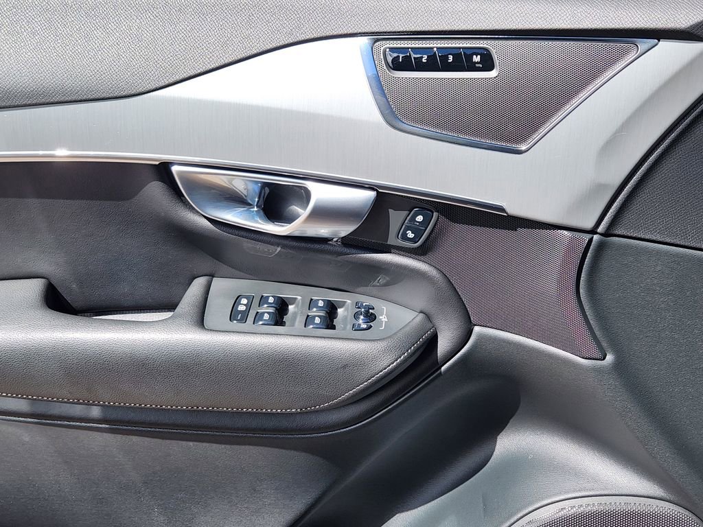 Used 2023 Volvo XC90 B5 Core w/ Protection Package Premier image 12