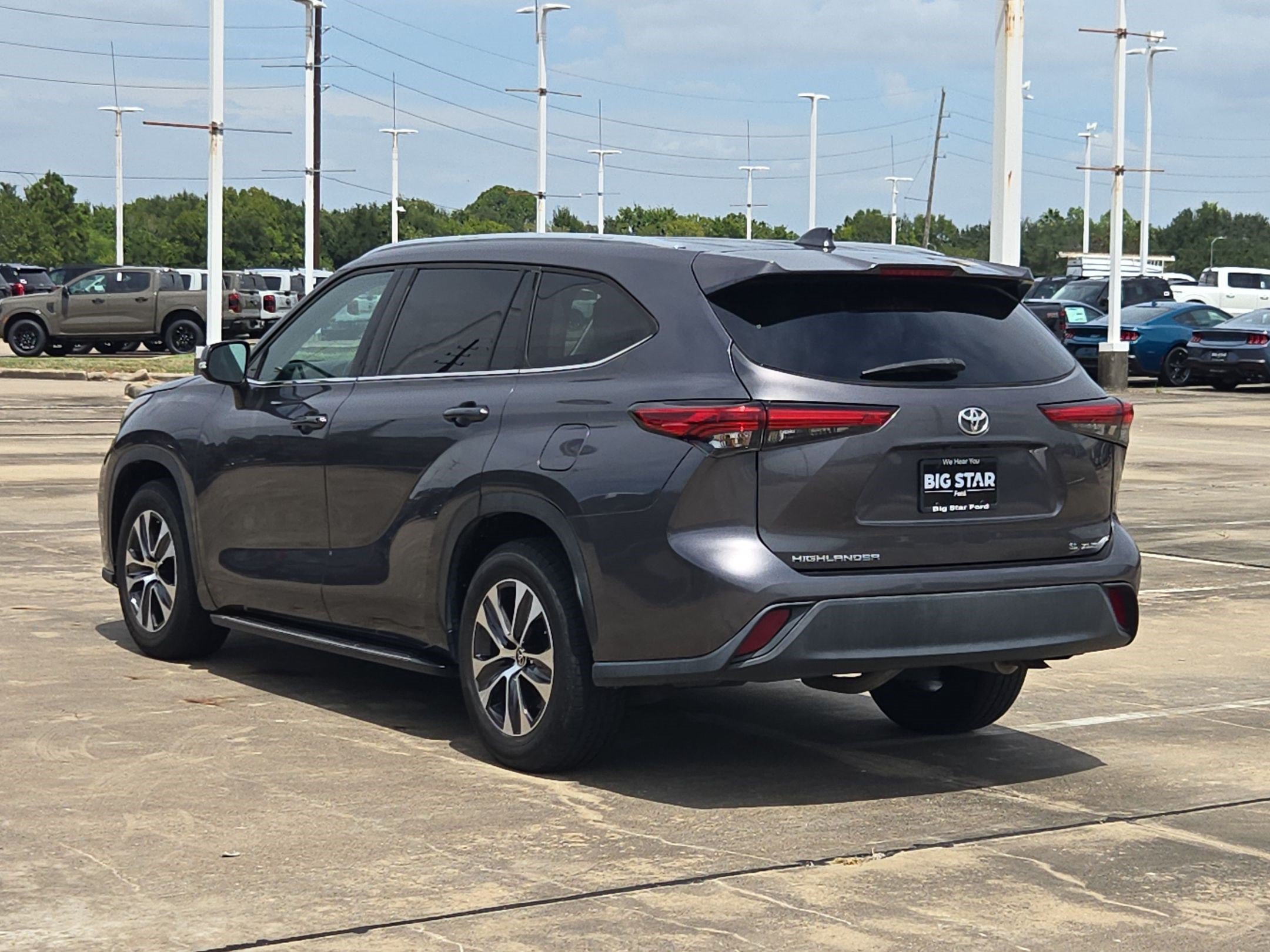 Used 2020 Toyota Highlander XLE FWD image 7