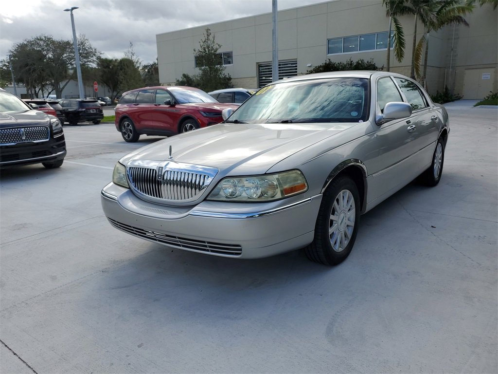 Used 2007 Lincoln Town Car Signature image 2