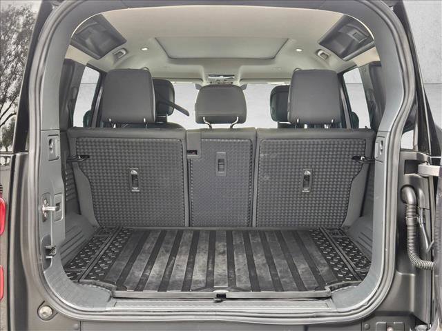 Used 2024 Land Rover Defender 110 X-Dynamic SE image 6