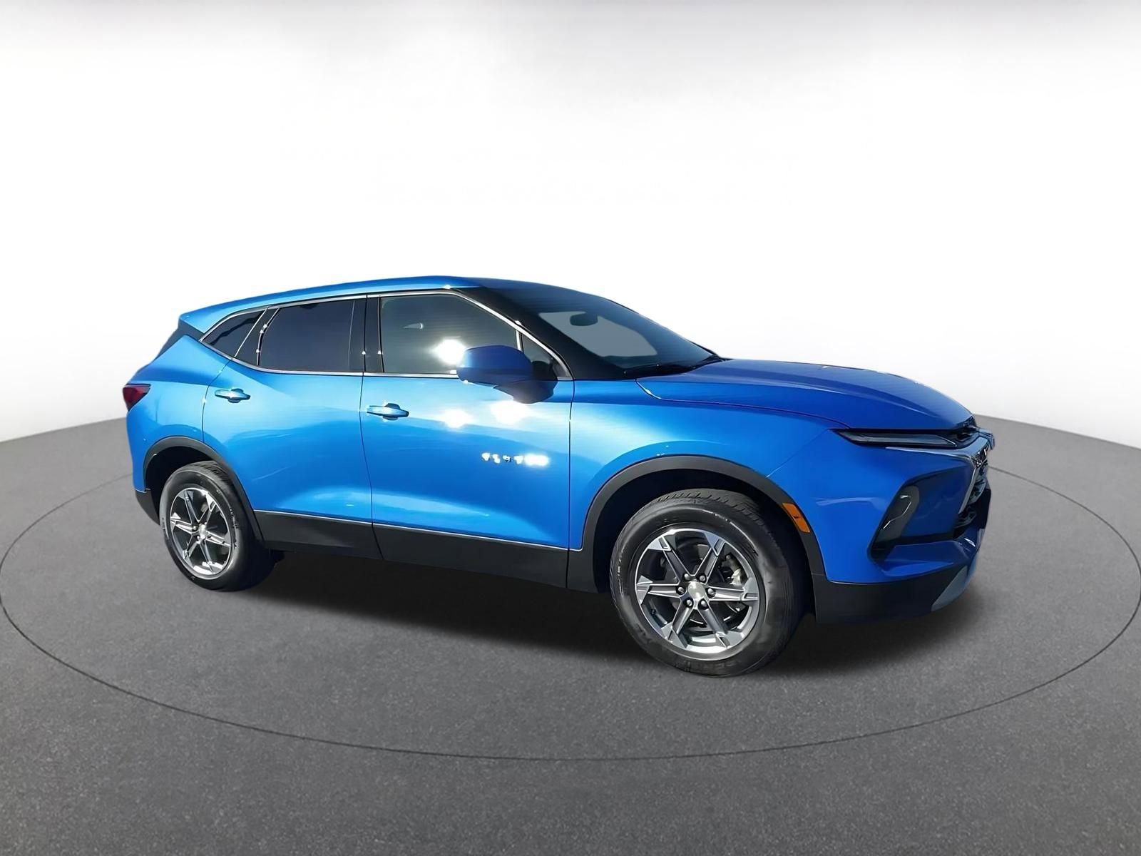 Used 2025 Chevrolet Blazer LT image 2