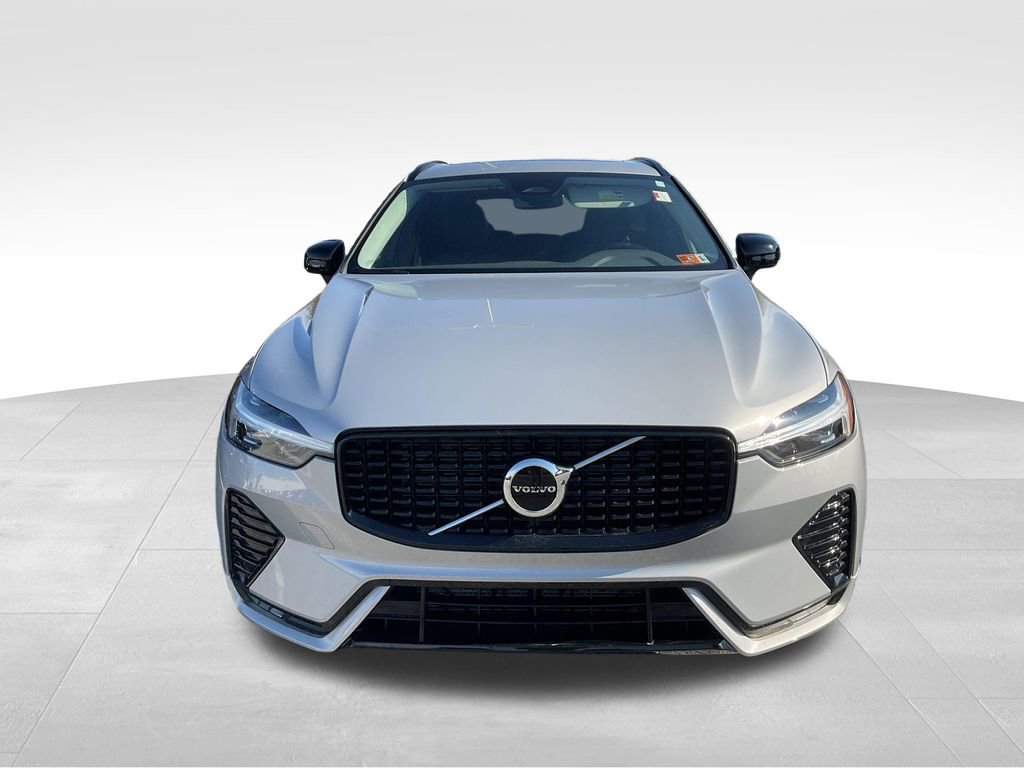 Used 2024 Volvo XC60 B5 Core image 3