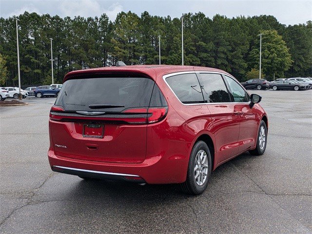 New 2026 Chrysler Pacifica Select image 5