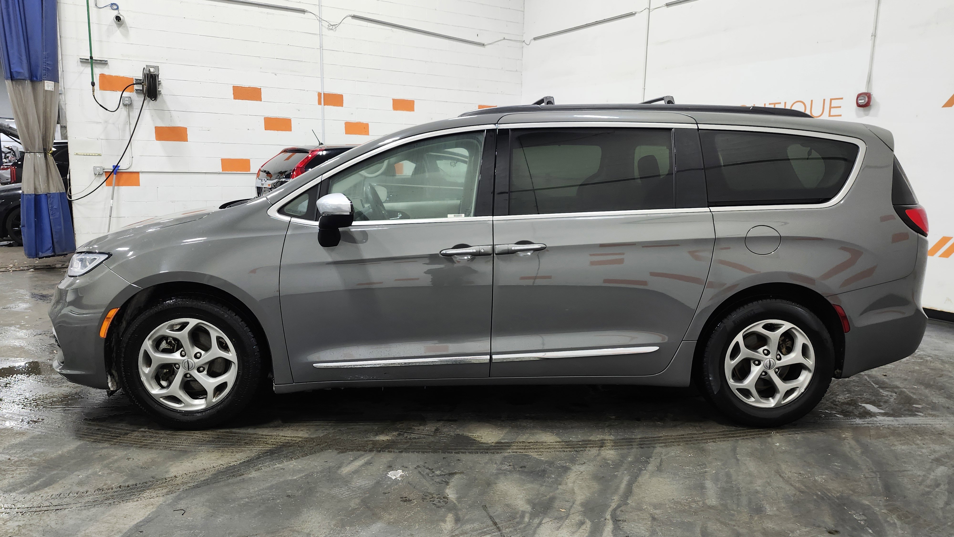 Used 2023 Chrysler Pacifica Limited image 15