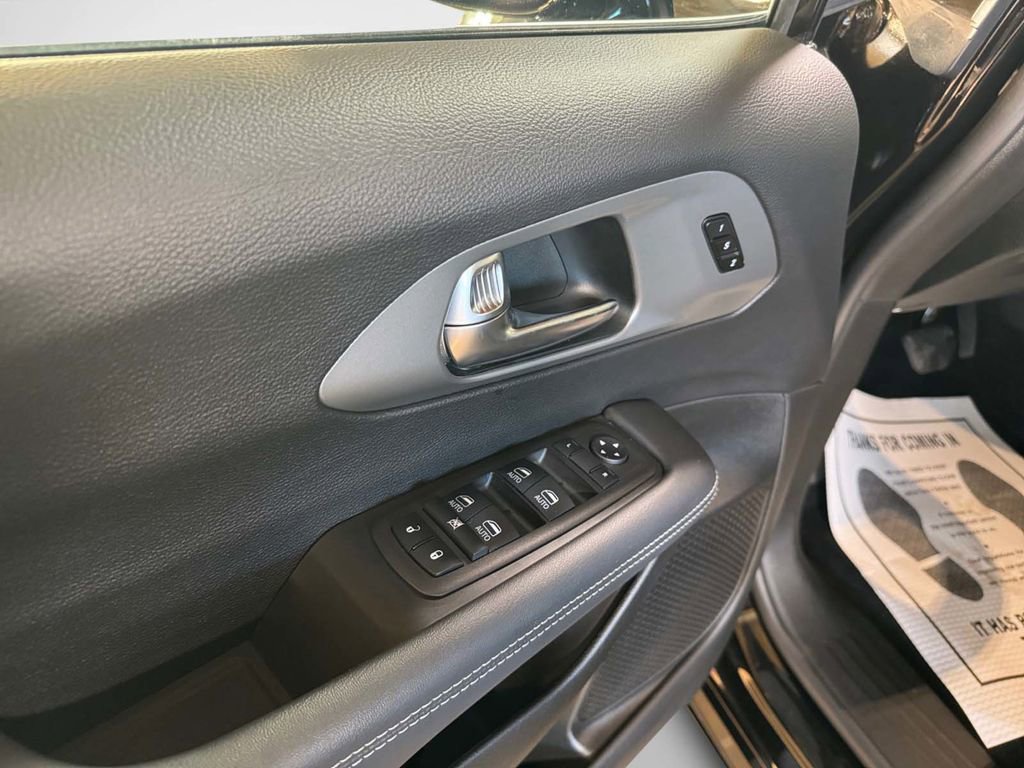 Used 2025 Chrysler Pacifica Select w/ Uconnect Theater Family Group image 14