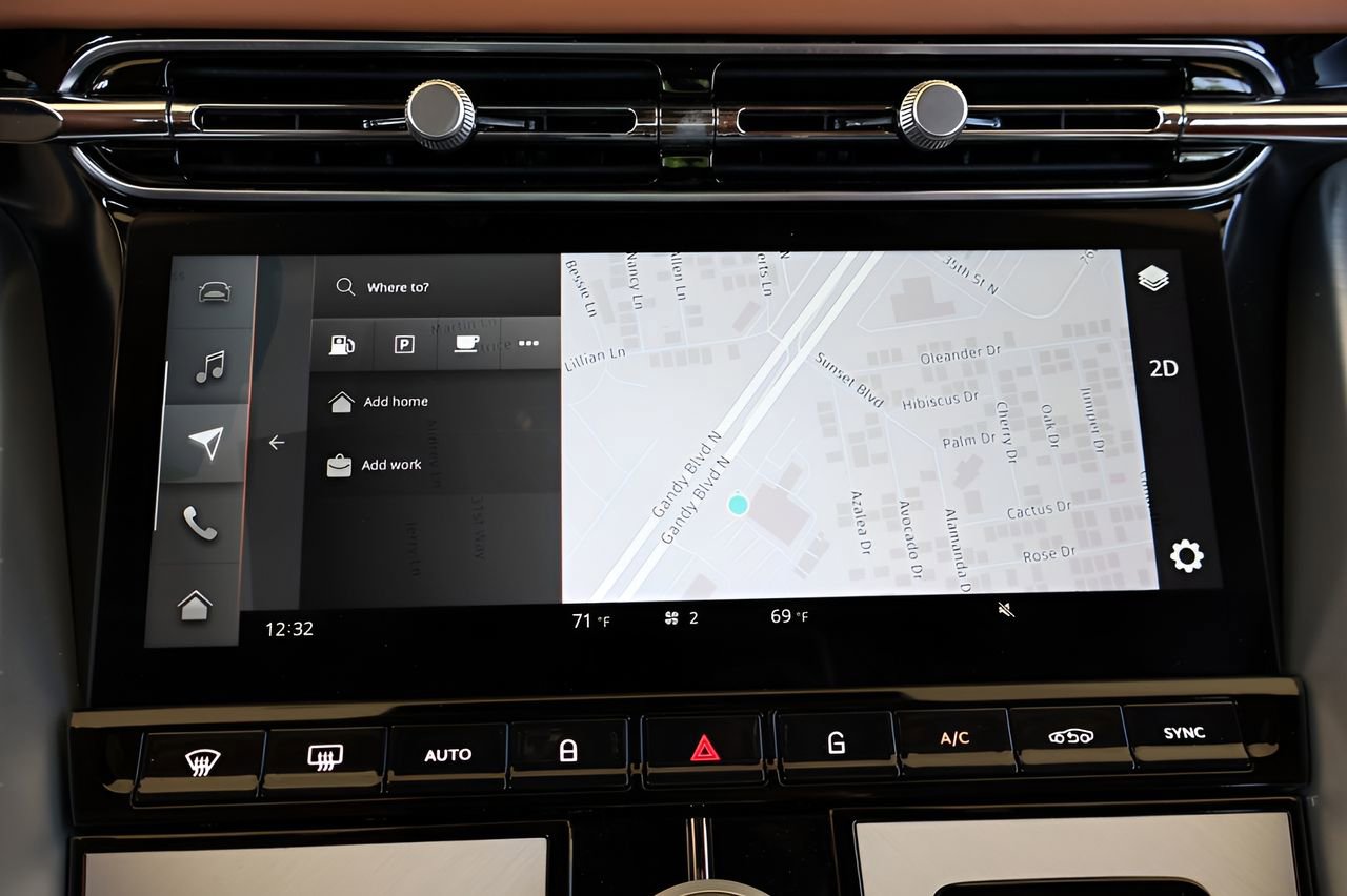 Used 2024 Aston Martin DB12 Convertible image 26