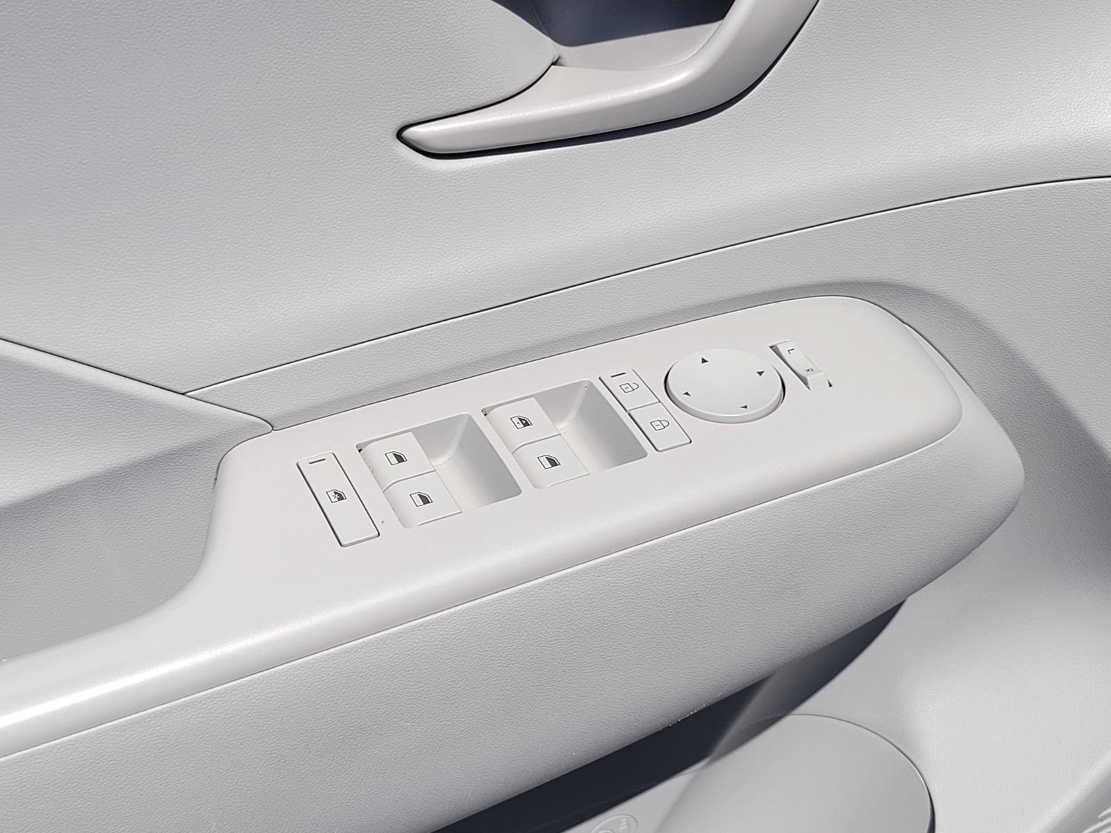 Certified 2025 Hyundai Kona SEL AWD/4WD image 18