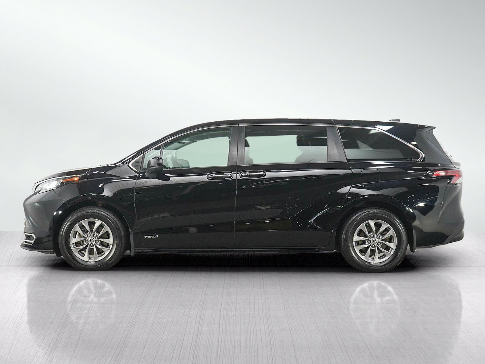 Used 2021 Toyota Sienna XLE AWD/4WD image 2