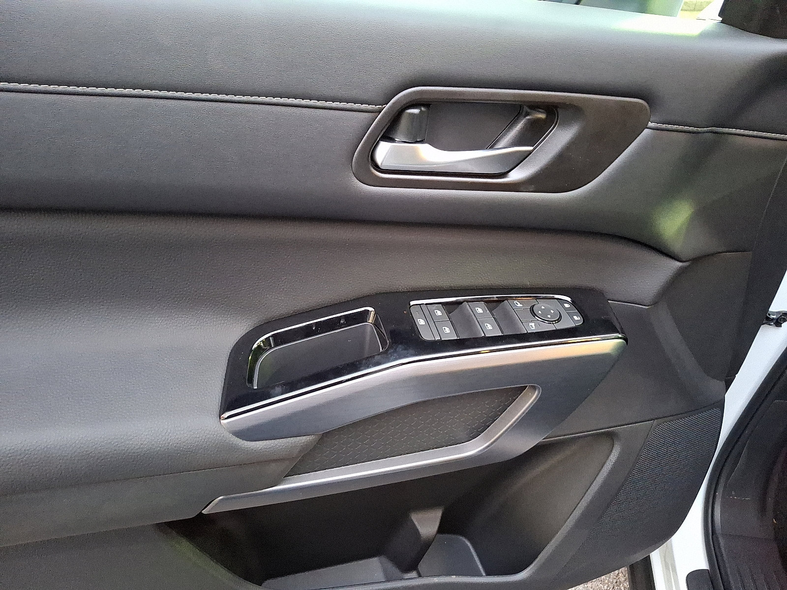 New 2025 Nissan Pathfinder SL image 8