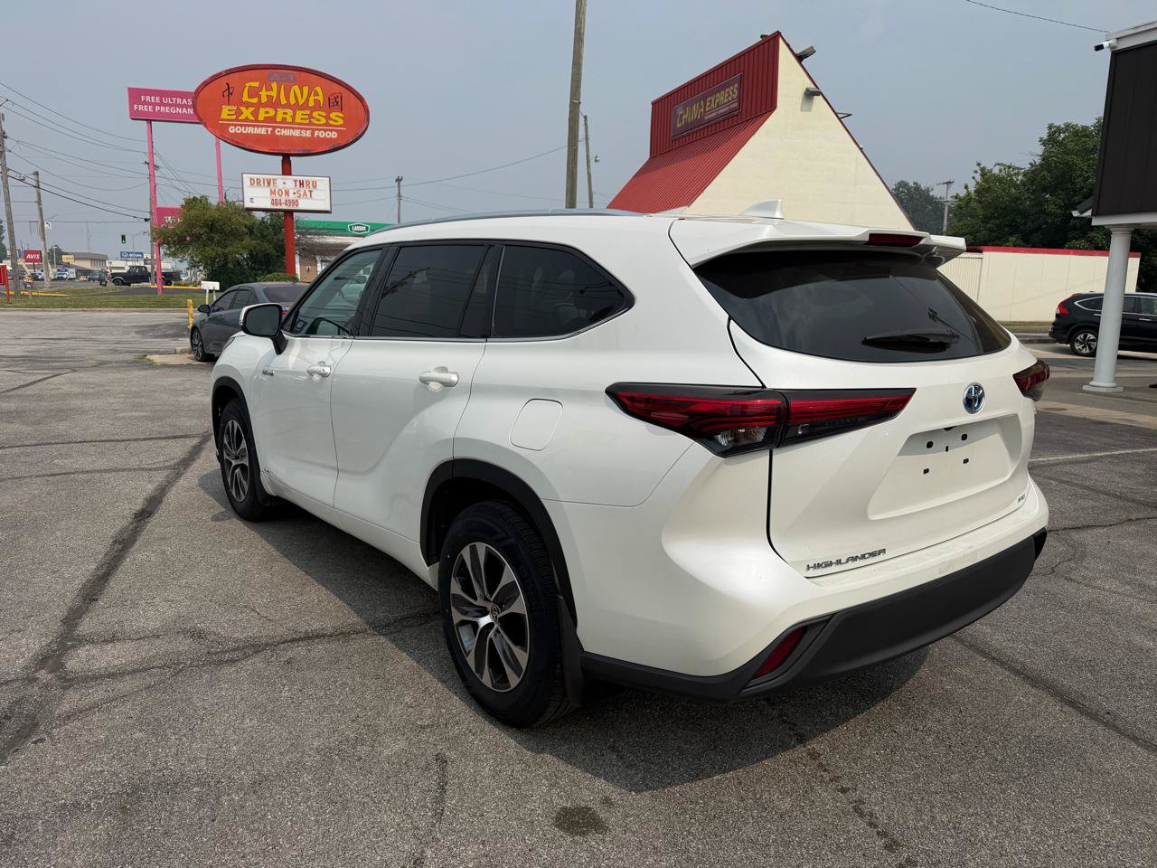 Used 2021 Toyota Highlander XLE AWD/4WD image 8