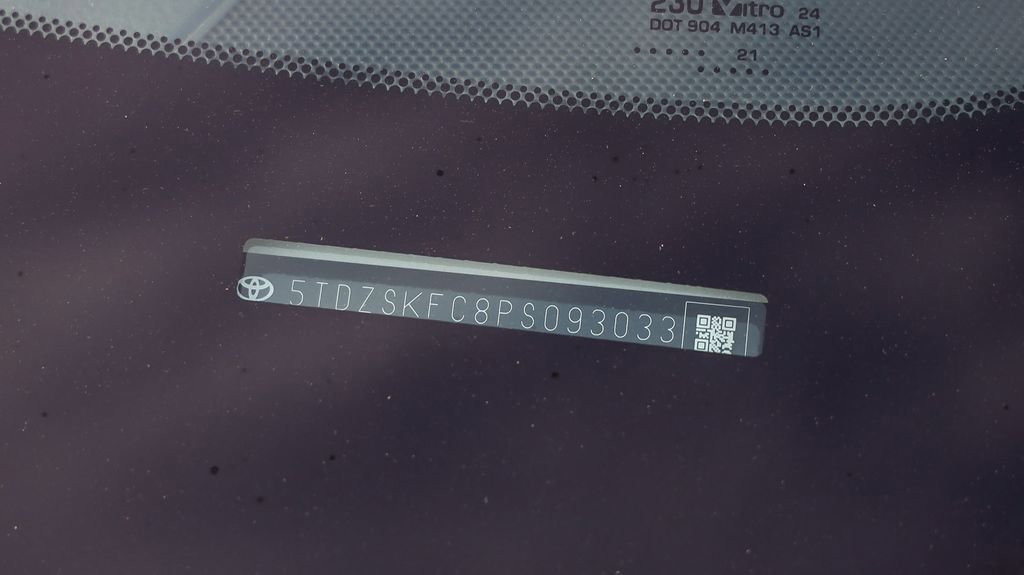 Used 2023 Toyota Sienna Limited image 33