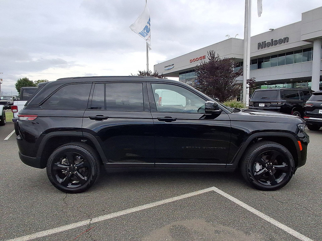 Used 2025 Jeep Grand Cherokee Limited w/ Black Appearance Package AWD/4WD image 32
